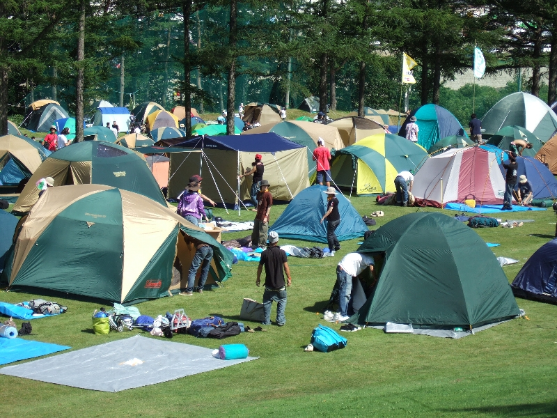 周りに何百、何千とテントが張ってある場合、テントの中で着替えができた方が都合がいいので、ある程度高さのあるテントがいいのではないかと思われます。1人でも4、5人用のテントを張っている人もいます。4、5人用のテントを1人で使う場合、大の字になって寝られるくらいの広さがあります。