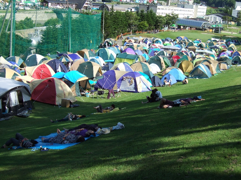 炎天下のテント設営が終わったあと、陰で寝るととても涼しい。毎朝、テントの蒸し暑さに耐えきれず、外で寝ている人が多数います。