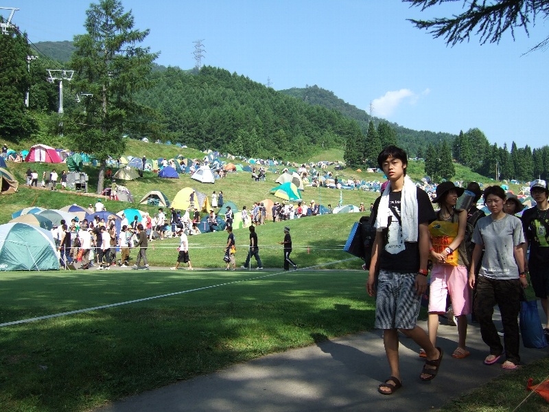 初日の朝8時半ごろ、会場、洗面所に向かう人々。