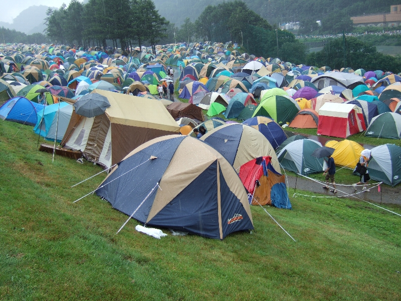入り口からの近さと妥協して、傾斜地にテントを張る人は毎年います。