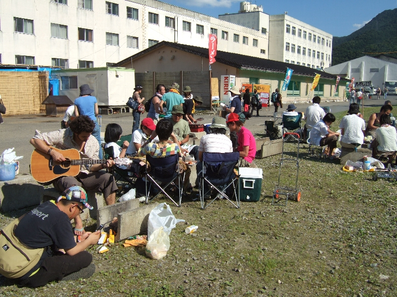 BE-PALのキャンプよろず相談所の前にあるバーベキューエリア。わざわざバーベキューセットや食材を持参してバーベキューを楽しむ人は多くありません。