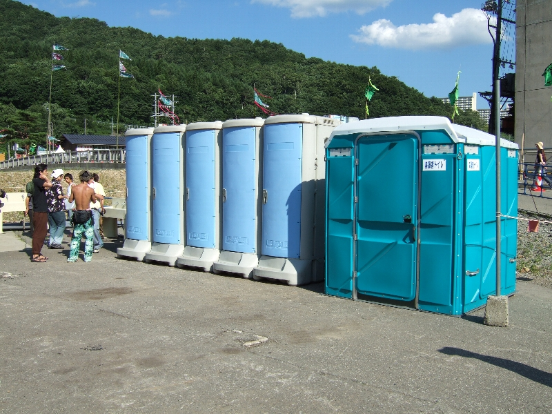 洗面所に新しく身体障害者用トイレが設置されました。05年はグリーン・ステージにも身体障害者用エリアが設営され、バリアフリーが進んでいます。