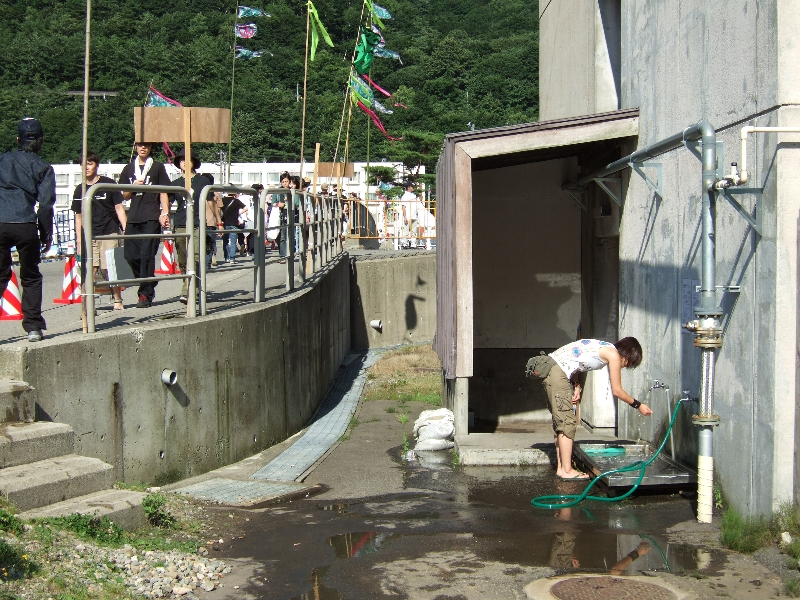 この水道で靴を洗ったり、頭を洗ったりする人は多い。