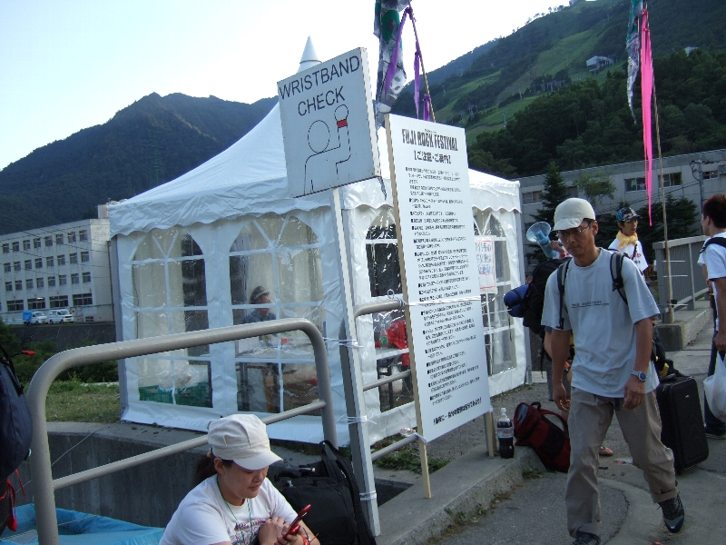 キャンプサイトに入るためのリストバンドをチェックするところ。キャンプサイトのリストバンドをしていないと当然追い返されます。24時間チェックしています。