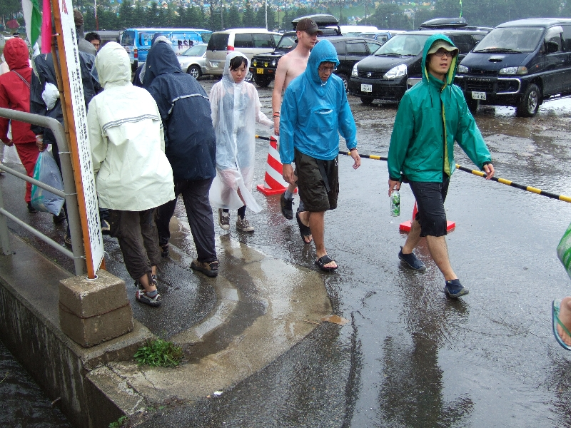 雨が降るとキャンプサイトへ向かう道がアスファルトでも小川のような状態になります。