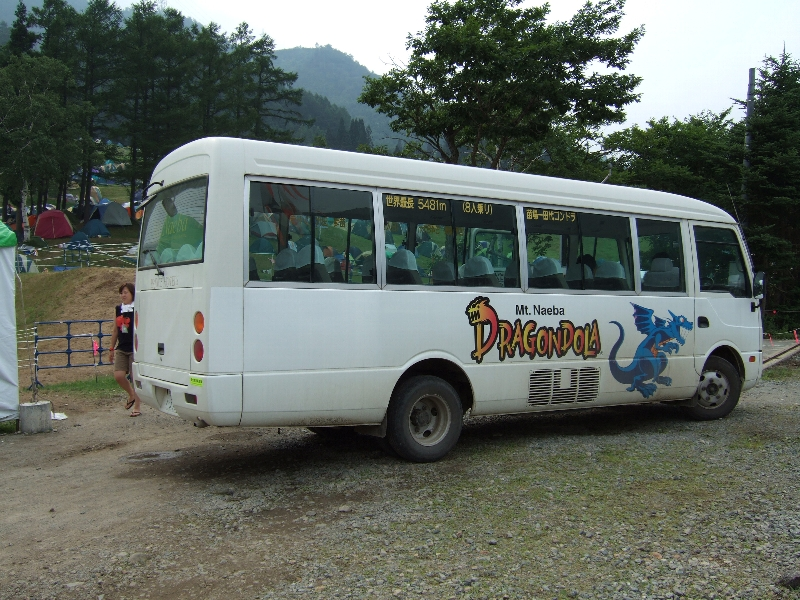ドラゴンドラ乗り場行きの小型バス。キャンプサイトの端から歩いていくこともできます。レッドマーキーから行くこともできます。