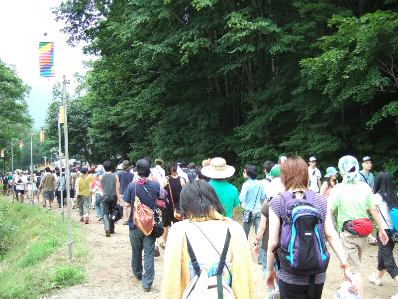 上部にある装飾は夜になると街灯に変わります。