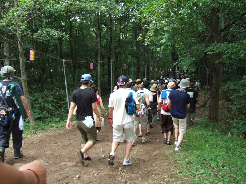 会場間の距離はグリーン・ステージとホワイト・ステージの間が最長です。途中から茂みに入ります。