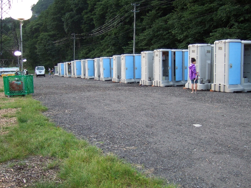 グリーン・ステージとオアシス・エリアに最も近いトイレ。混雑するときは砂利道の部分が行列で埋まります。