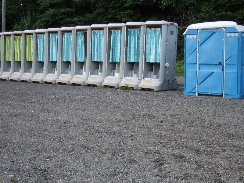 男性用小用トイレ。右側は身体障害者用トイレ。男性が大便をしたいときは通常のトイレに並びます。女性は大小にかかわらず通常のトイレに並ぶので、男性が通常のトイレに並んでいると大便であることがばれてしまいます。