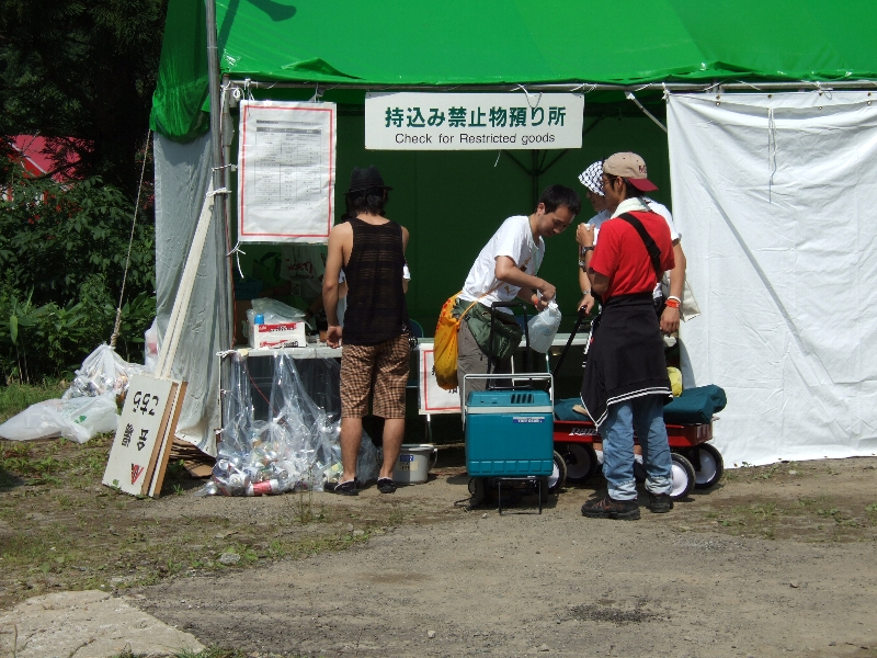 持ち込み禁止物が見つかった場合、入場ゲートの外側にある預かり所に預けます。