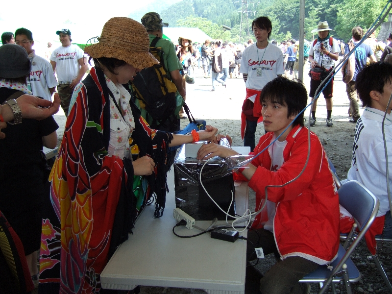 04年と同様、入場時にはリストバンドのICタグを機械に読みとってもらいます。入場ゲートでリストバンドの交換はできないので、場外ショップエリアに戻ってリストバンドの交付を受けなければなりません。チケットでは入場できません。