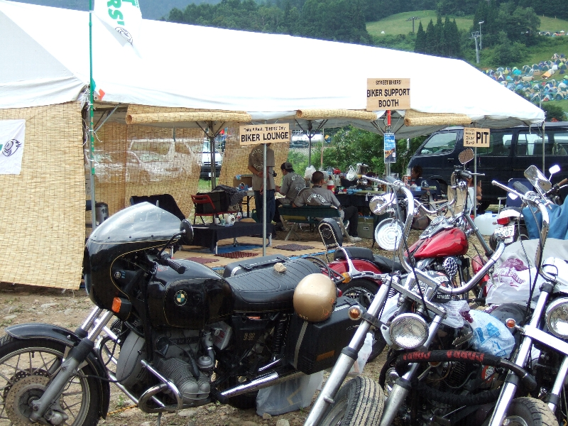 ストリート・バイカーズのテントはバイク入場者用の休憩所となっています。