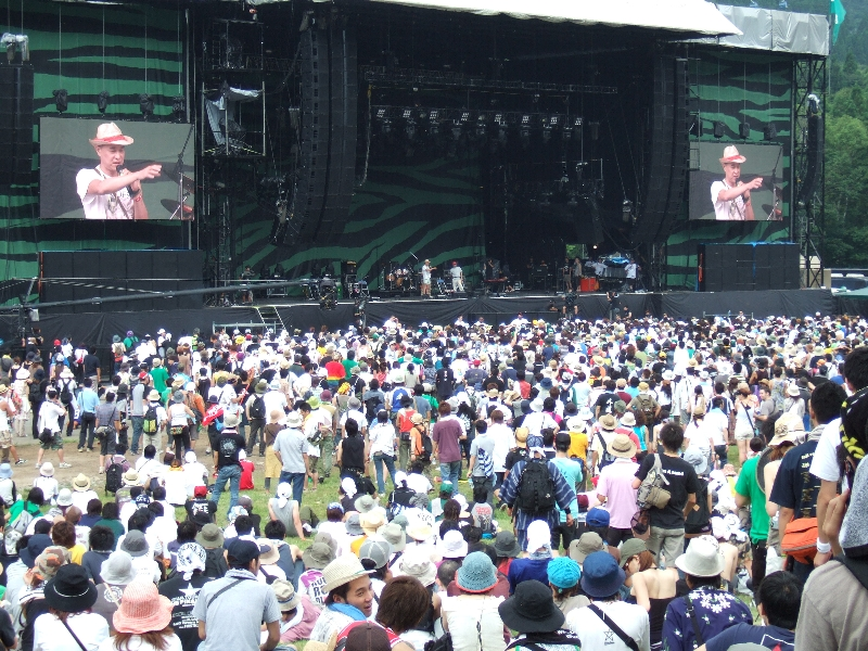 初日の開演前、主催者であるスマッシュの社長がステージに出ていました。大型ビジョンに映っているのは社長の日高正博氏です。