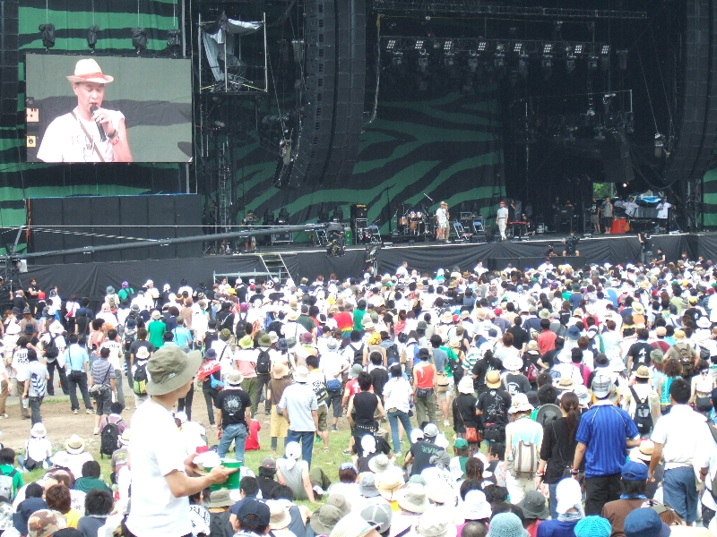 ステージの様子を大型ビジョンで同時映写するのはグリーン・ステージだけです。06年からはホワイト・ステージにも大型ビジョンが設置されるようです。