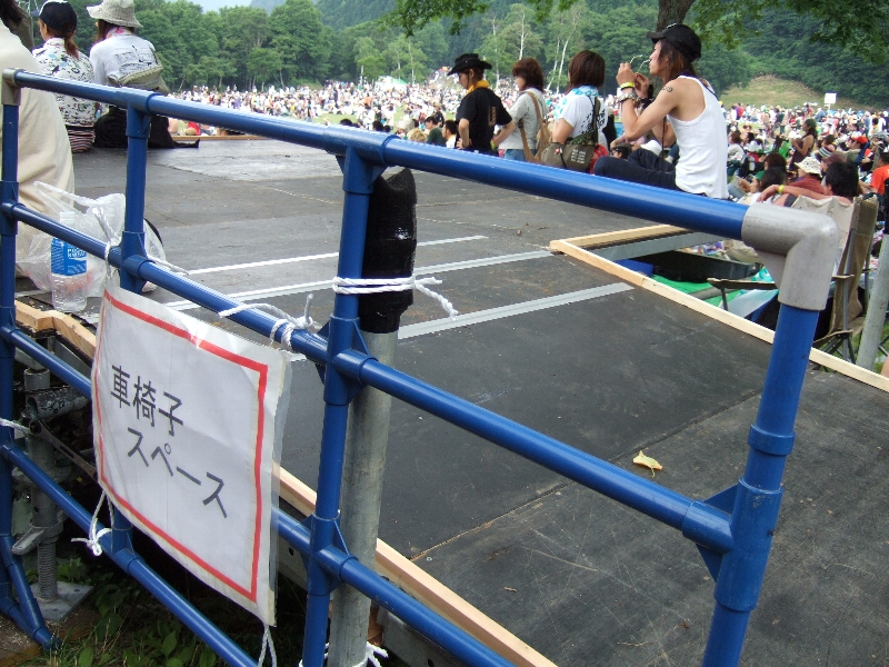 オアシス寄りの木陰に車いす使用者用のスペースが設けられました。