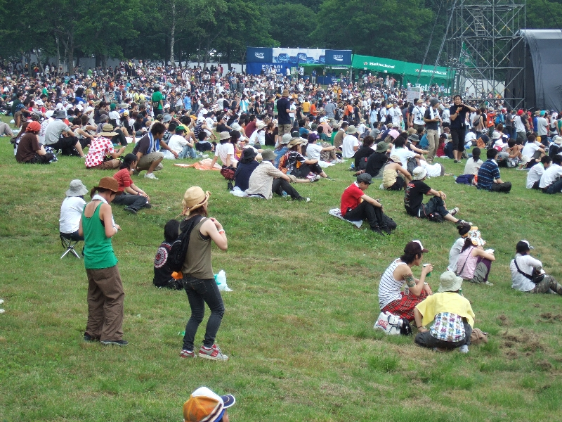 通路よりステージ側の芝生エリアはもともとタープが禁止されており、レジャーシートも最小限、もしくはいすのみのスペースでステージを見ることになります。