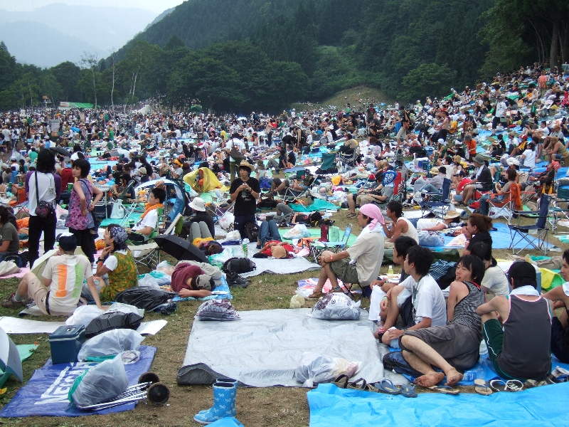 最終日の昼すぎ、ほぼ人で埋まったグリーン・ステージ後方。
