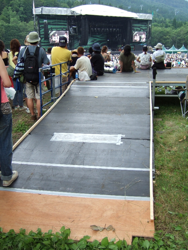 車いす使用者用スペースを利用する人がいないときは一般の入場客が座っています。