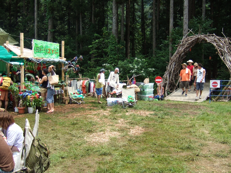 ボードウォークの出口がフィールド・オブ・ヘブンのステージの向かい側、つまり観客側の後方になります。