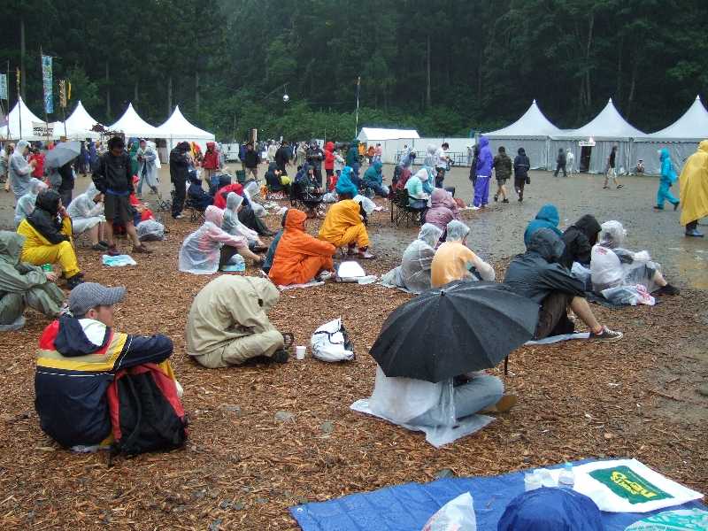 フィールド・オブ・ヘブンは水はけが悪いので、木くずが一部に敷かれています。そこに人が集まります。