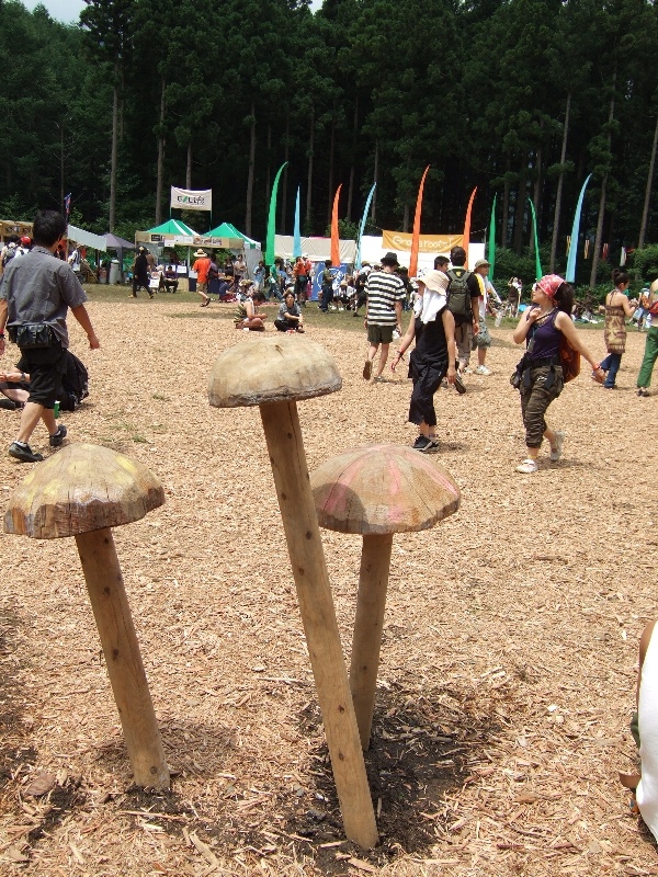 フィールド・オブ・ヘブンにあるキノコ型のオブジェ。後方ののぼりもオブジェです。