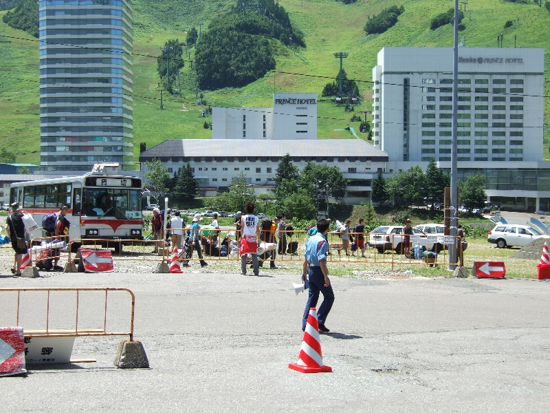 バスの停留所は場内1駐車場の最も遠いところにあります。