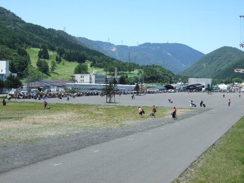 奥に見える行列はリストバンド交換で並んでいる人。午後0時30分、開場30分後です。写真の右端がリストバンド交換所、左端が行列の最後尾です。