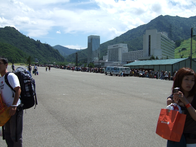 行列の前の方から最後尾をみたところ。