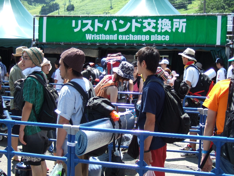リストバンド交換所。キャンプサイトのリストバンドもここで交付しています。