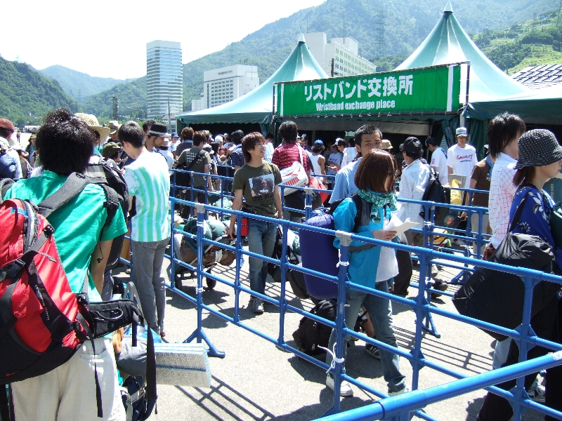 オフィシャル・グッズ売り場と違い、リストバンド交換は比較的スムーズに人が流れます。