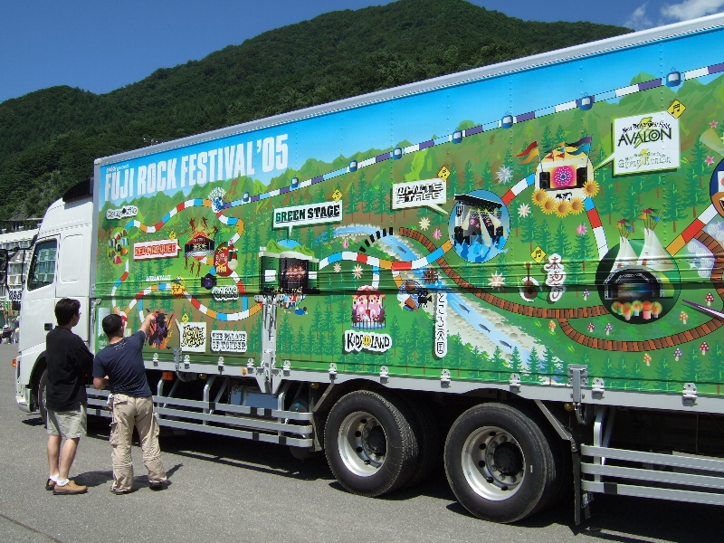 会場概略図を大きく描いた大型トラック。