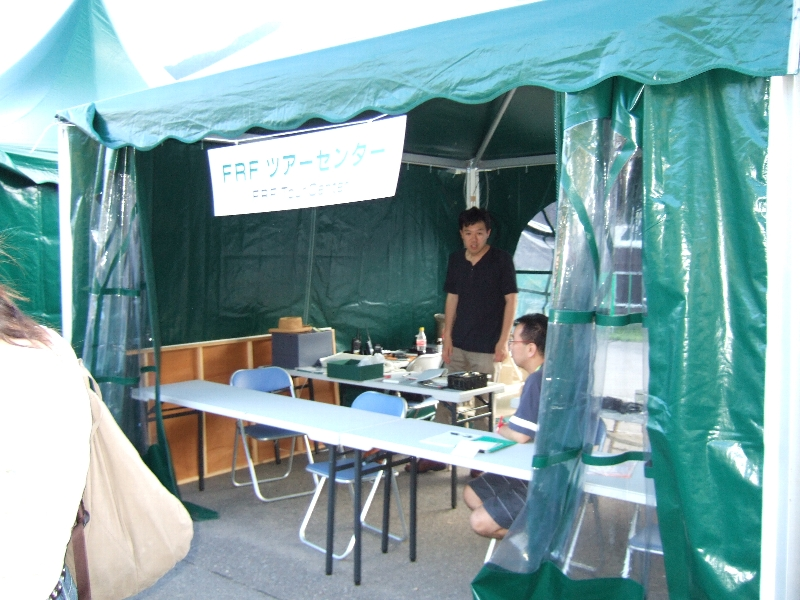 リストバンド交換所の隣がツアーセンター。交通機関の予約センターです。