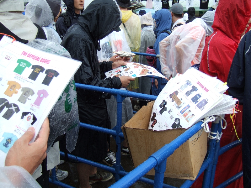 オフィシャル・グッズ売り場に並んでいる間にカタログを見ることができます。05年から新たに導入されました。2日目の午後1時。すでに売り切れている商品があるのが分かります。