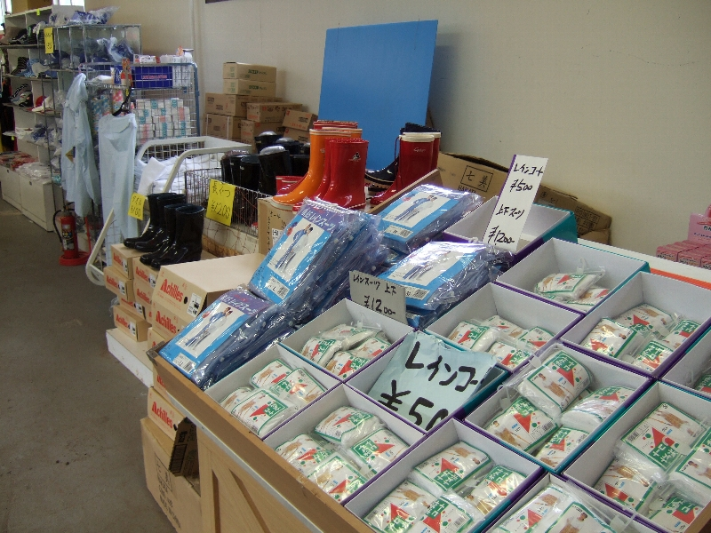 レインコート、長靴等も売っています。