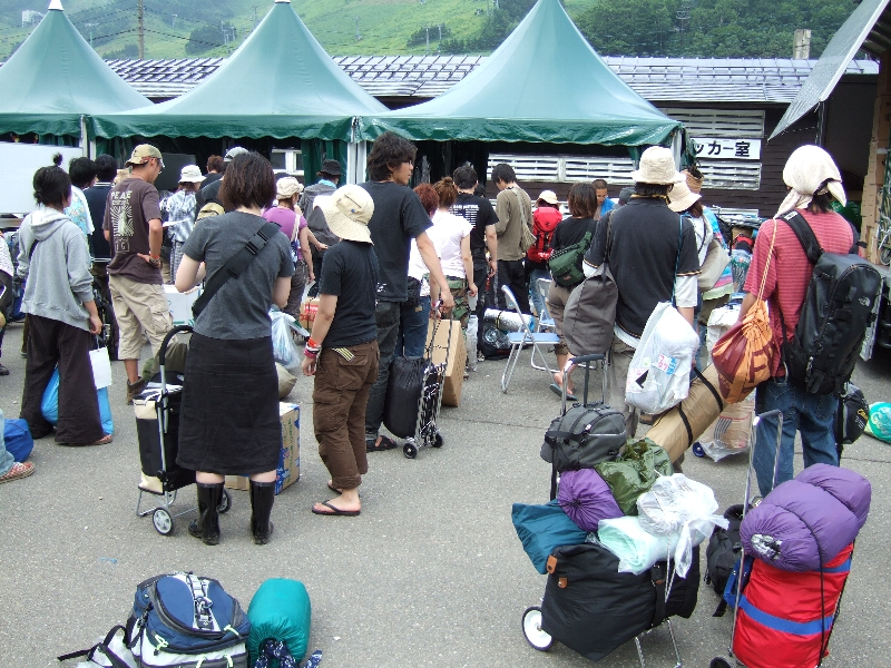 最終日翌日は当日券受付と関係者受付が不要となるので、そこが宅配便や郵便の送り状受付となります。