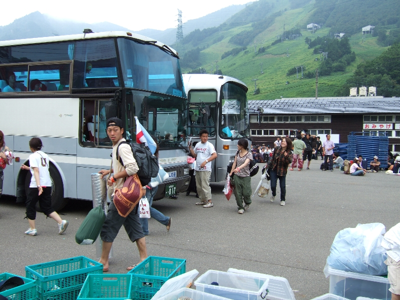 越後湯沢駅行きのシャトルバスではなく、ツアーバスは便利なところから乗ることができます。