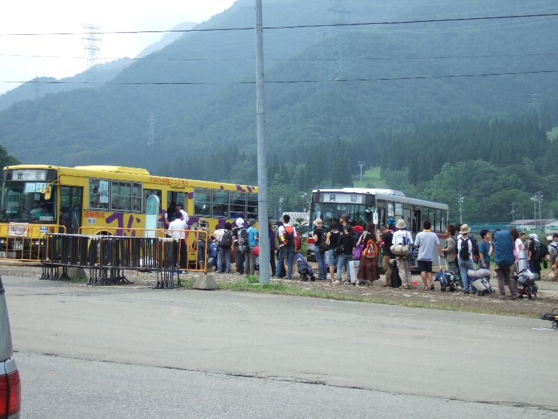シャトルバスは前夜祭当日と同様、三国交差点近くまで歩いていかなければなりません。