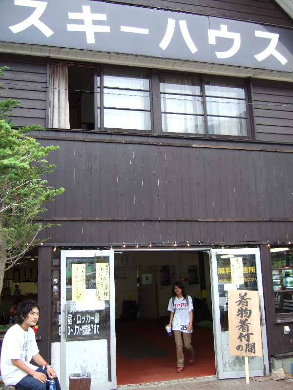 関係者受付の隣が苗場プリンスホテル経営のスキーハウス。事実上コンビニエンスストアとなっています。