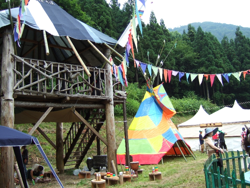 04年はここにリーバイスのスペースがありました。05年はレッドマーキーに移りました。キッズランドには伝言板のスペースもあります。オアシスの伝言板よりも利用率は低いので、あらかじめ決めておけば連絡用に使えます。