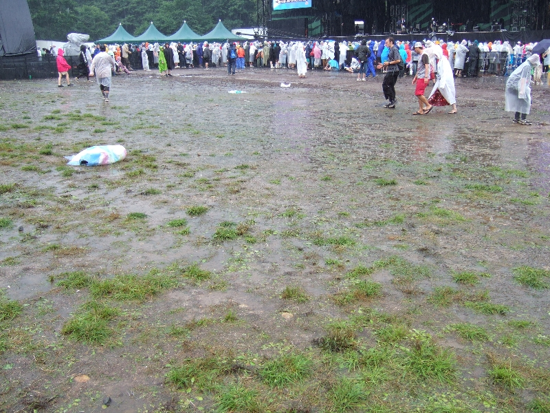 グリーン・ステージ前。晴れていれば地べたに座って見ることもできます。03年最終日の夜、このあたりの泥沼にヘッドスライディングする人を見ました。