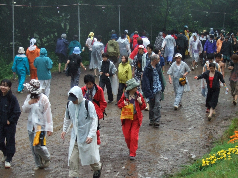 グリーン・ステージからホワイト・ステージの間で最も地盤が緩むのはキッズランド前です。