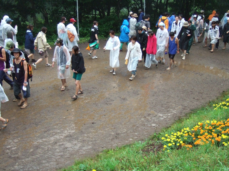 手前側は泥が深そうなので避けられています。