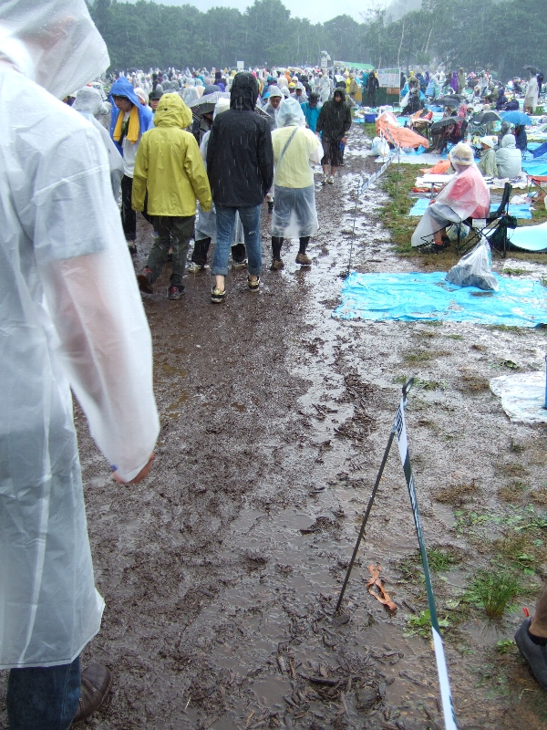 グリーン・ステージの通路。これはまだましな状態です。