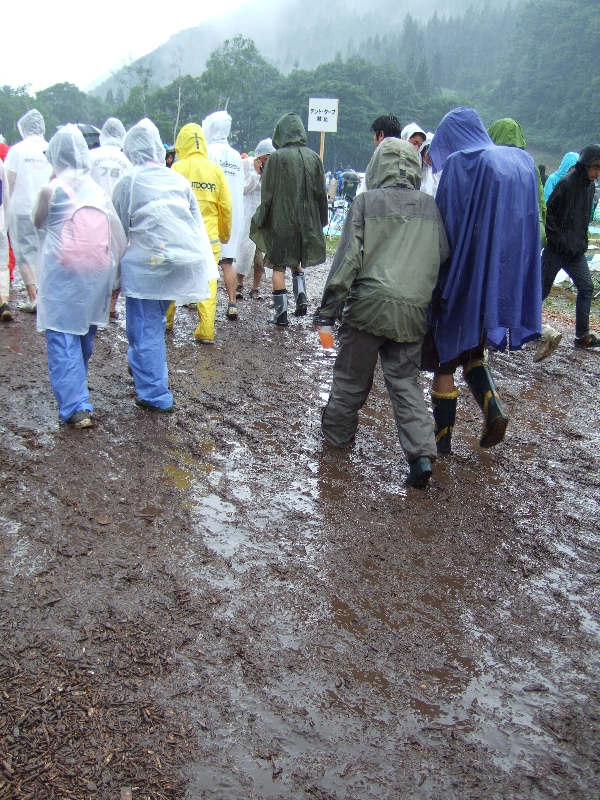 写真からして深さ10センチくらいは靴が埋まっています。