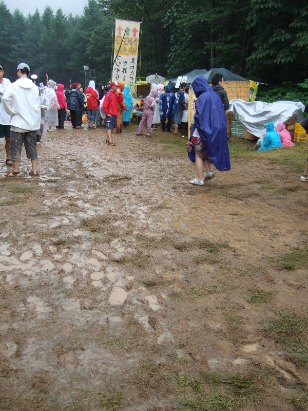 アバロン・フィールドのNGOビレッジ。傾斜が大きいのでとても滑りやすい。