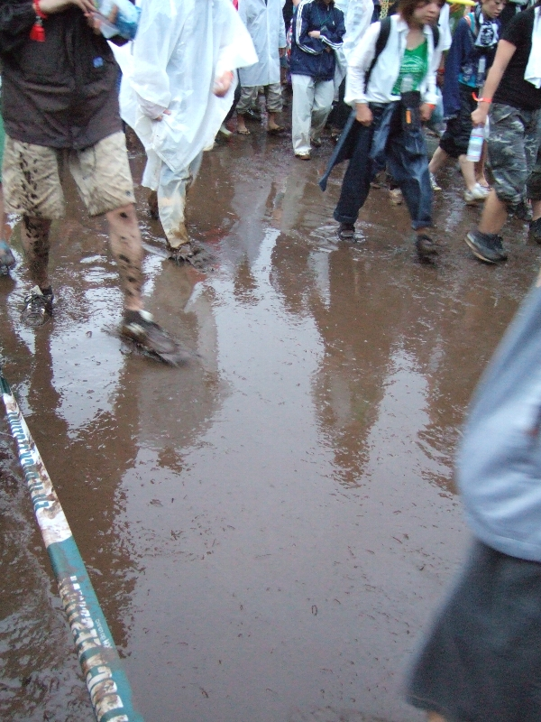 これは通路にできた池ではありません。通路全体がこの状態です。長靴以外の人はあきらめましょう。