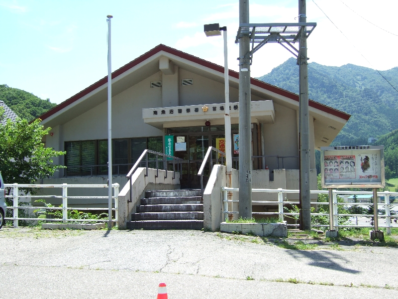 交差点付近にある新潟県警南魚沼署三国交番。