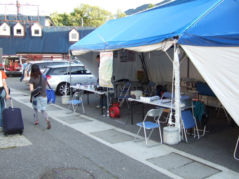 苗場旅館街周辺の仮設警備事務所。