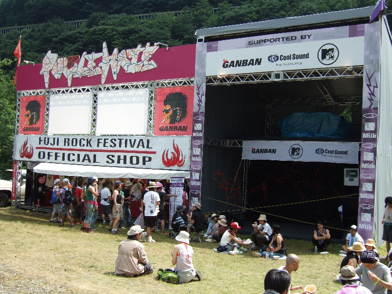 パープル・ヘイズ。昼は岩盤の店、夜はDJが2階でライブをやります。芝生のエリアが踊り場となります。